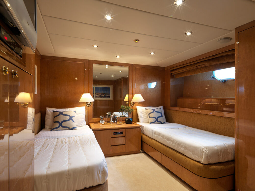 M/Y IDYLLE's twin cabin with two twin beds.