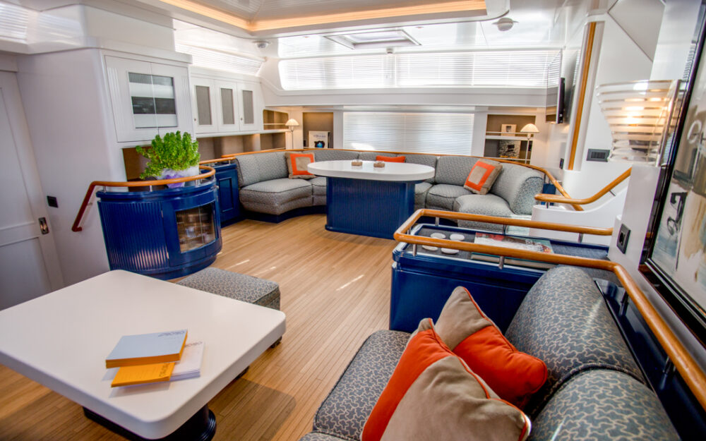 Lounge espaçoso para um iate de inverno no Caribe a bordo do AFAET